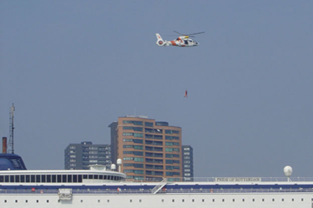 Ferrie of Cruiseschip ms Pride of Rotterdam van P&O Ferries aan de Cruise Terminal Rotterdam